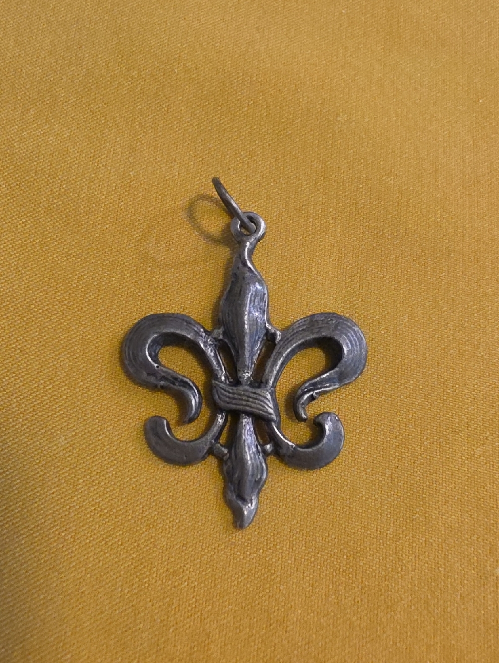 Vintage Fleur-de-Lis Pendant in Antiqued Pewter (Unmarked)